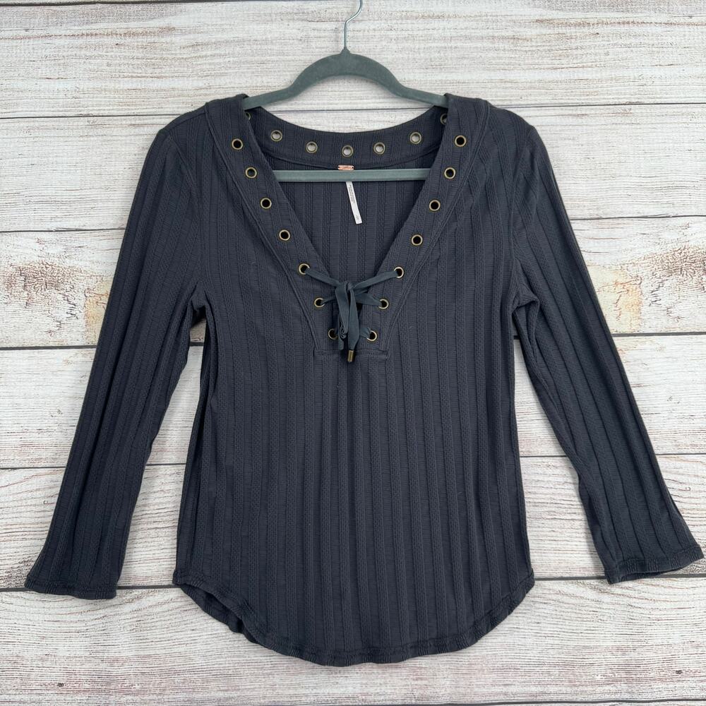 Free People Grommet Neck Trim Rib Knit Blouse Womens Large Gray